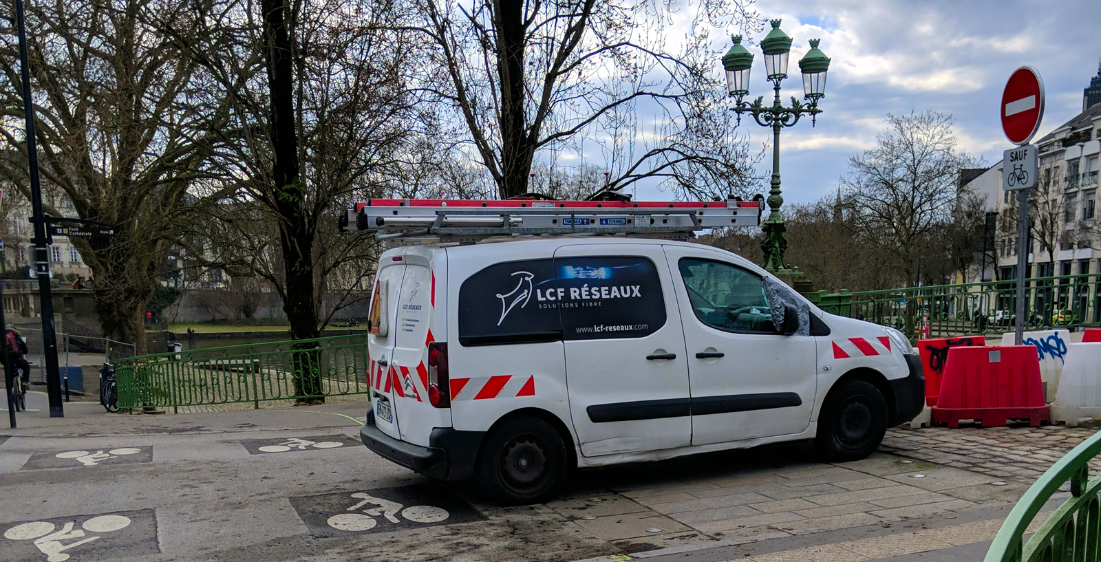 camoin sur une traversée piétonne devant le pont Saint-Mihiel